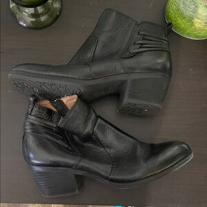 Comfortiva Black Leather Ankle Booties size 7.5